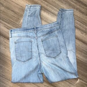 Size 8 / 29 Banana Republic Light Blue Skinny Jeans.Lightweight great for summer